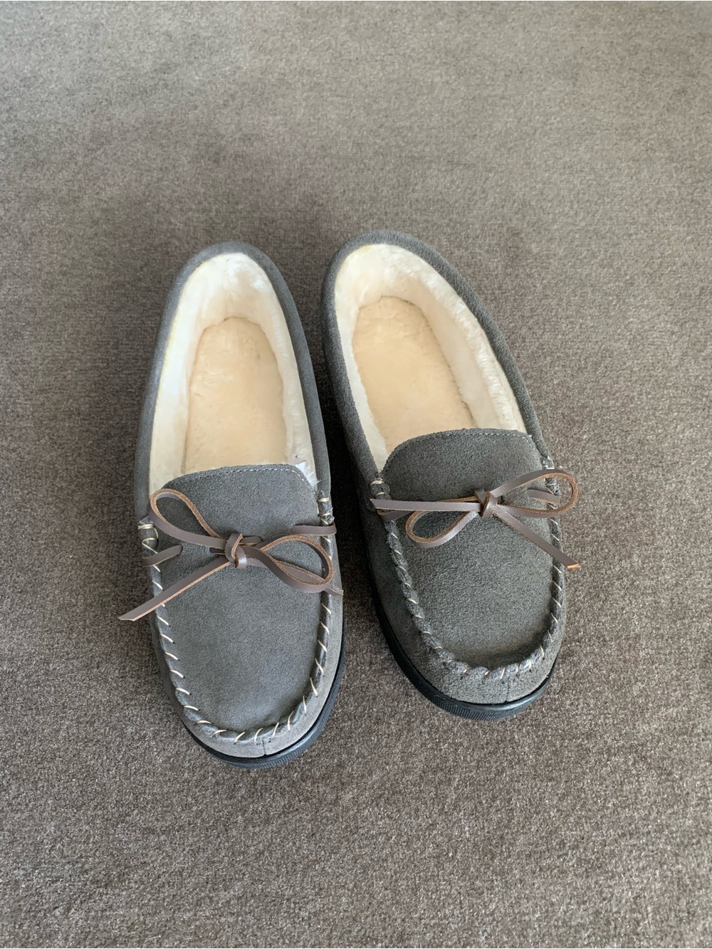 isotoner Gray Suede Moccasin Slippers with Faux Fur Lining Women’s Size 8.5-9